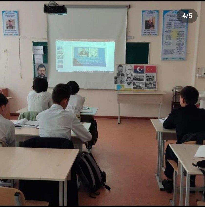 Тарих пәнінің мұғвлімі Рахим Темірбекқызы 8 "А" сыныбында Ахмет Байтұрсынұлының 150 жылды5ына арналған тарихи-танымдық сыныптан тыс сабақ өткізді.