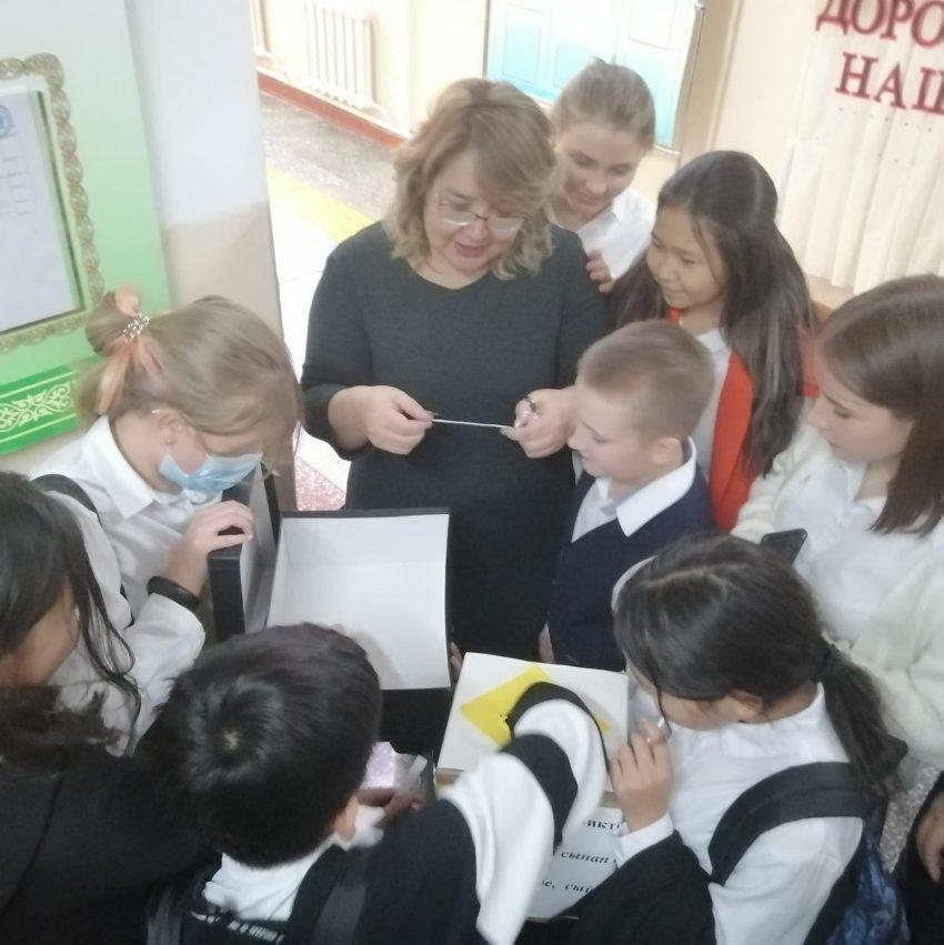 Республика күніне орай мобильді викторина өтті. Мұғалімдер мен оқушылар белсенді қатысып, сұрақтарға жауап беріп, шағын сыйлықтарын алды.