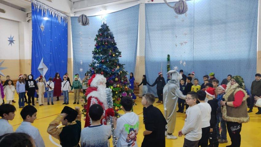 Мектебімізде жалпы Жаңа жылдық іс-шара өтті. Бұл іс-шараға бастауыш сыныптары, орта буынды және жоғарғы сыныптардың қатысуымен ұйымдастырылды!!!